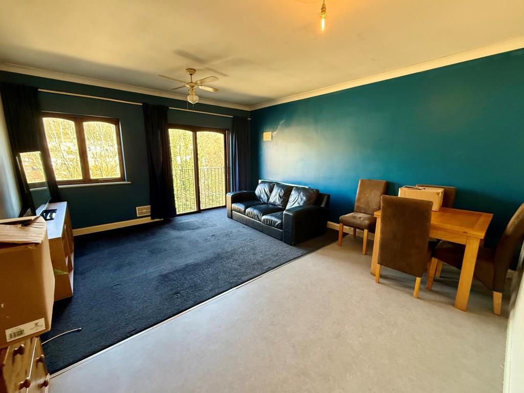 Lot: 117 - VACANT TOP FLOOR FLAT - Living room with juliet balcony